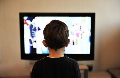 Junge vor Fernseher