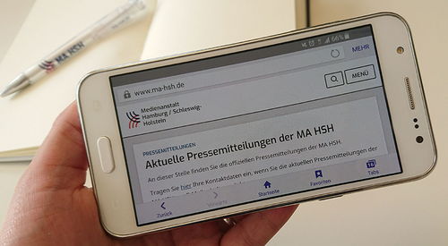 Foto Handy mit Pressemitteilungen auf ma-hsh-Webseite