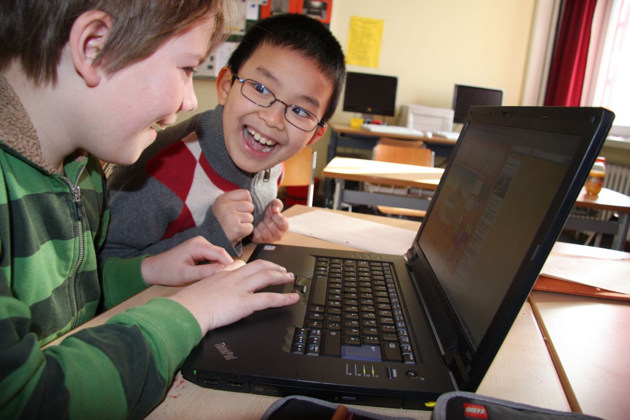 Foto Zwei Jungen am Computer