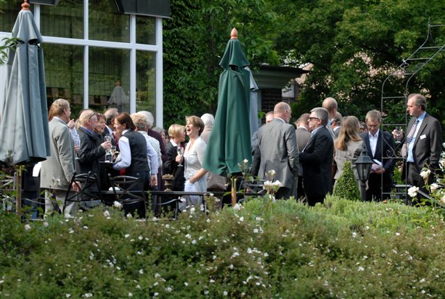 Parlamentarischer Abend Gäste auf Terasse