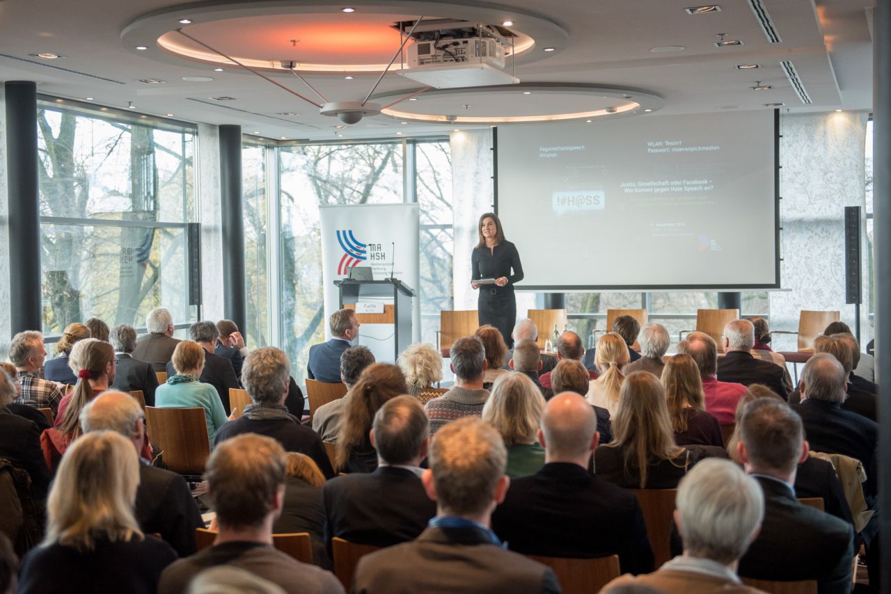 Moderatorin Inka Schneider vor Plenum